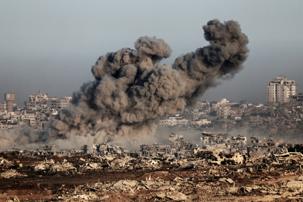 تظهرصورة ملتقطة من موقع على حدود إسرائيل مع قطاع غزة تظهر تصاعد الدخان خلال غارة إسرائيلية على القطاع الفلسطيني المحاصر في 17 تموز/يوليو 2025. (أ ف ب)