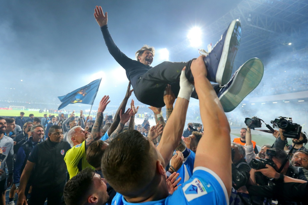 أنتونيو كونتي مدرب نابولي في احتفال الفوز بلقب الدوري الإيطالي لكرة القدم. ملعب دييغو أرماندو مارادونا، نابولي، في 23 أيار/مايو 2025 (أ ف ب)