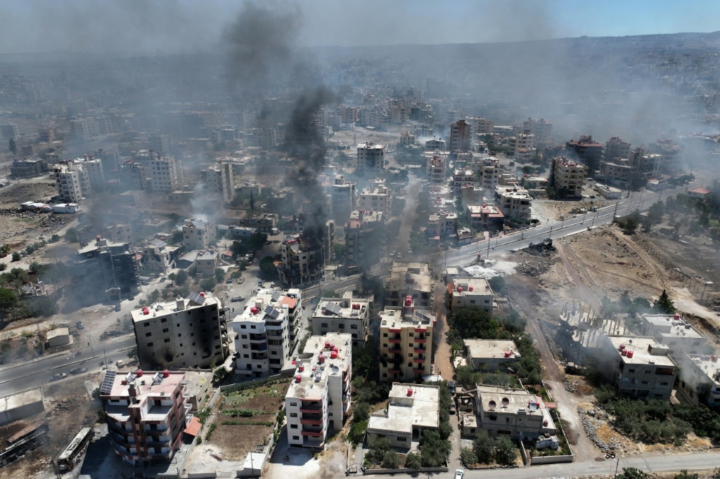 صورة جوية تظهر الدخان يتصاعد فوق مدينة السويداء في جنوب سوريا في 19 تموز/يوليو 2025 وسط معارك يخوضها مقاتلو العشائر ضد مسلحين دروز (أ ف ب)