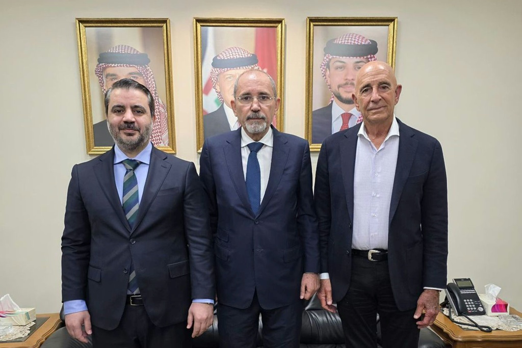 وزير الخارجية الاردني ايمن الصفدي ونظيره السوري اسعد الشيباني والموفد الاميركي الى سوريا توم براك خلال لقائهم في عمان في 19 تموز/يوليو 2025 (أ ف ب)