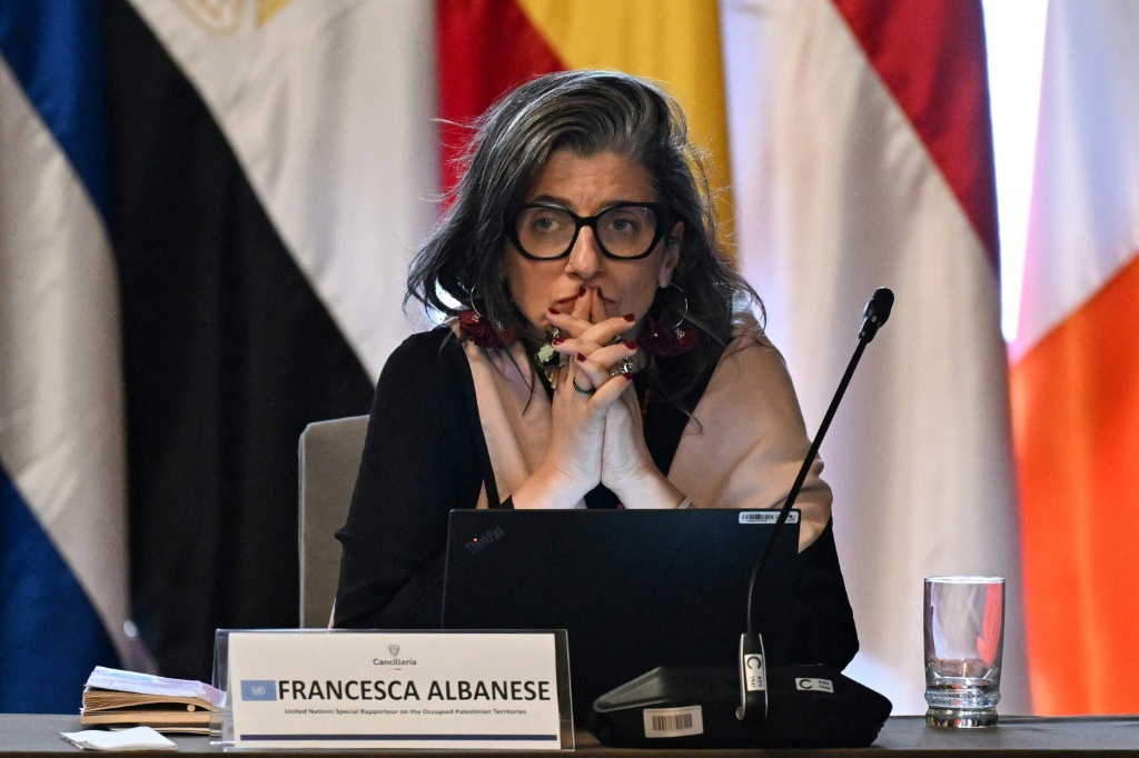 ألبانيز: على الشركات عدم الانخراط أو الانسحاب كليًا ودون قيد أو شرط من أي تعاملات مرتبطة بإسرائيل (أ ف ب)