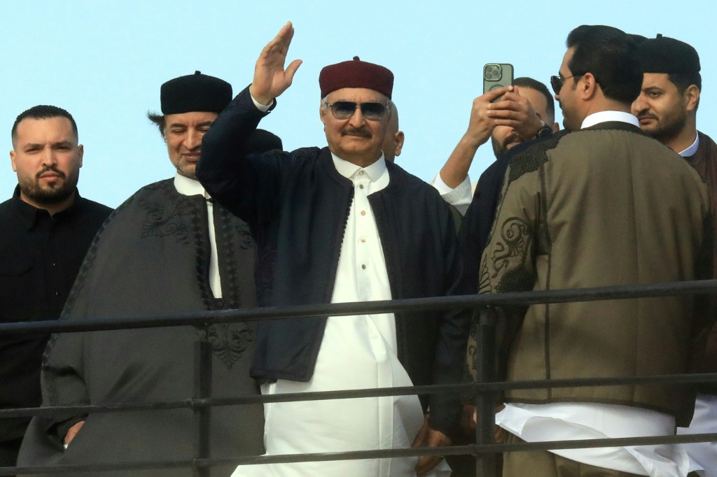 الرجل القوي في شرق ليبيا المشير خليفة حفتر بعد صلاة عيد الفطر في بنغازي في 31 آذار/مارس 2025 (أ ف ب)