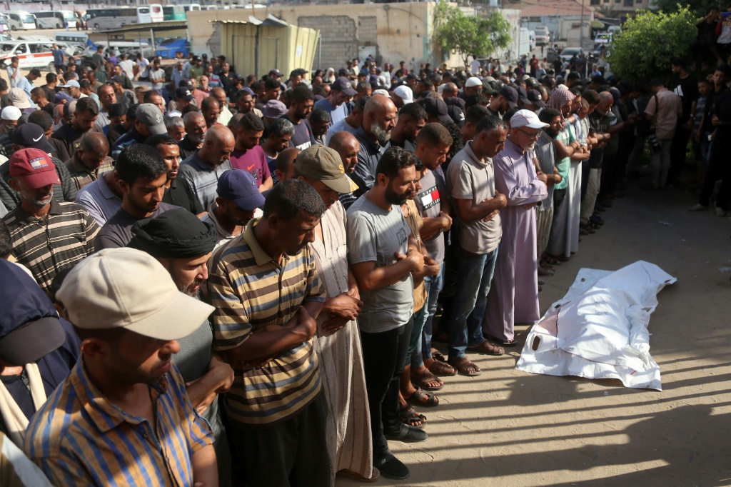 فلسطينيون يؤدون صلاة الجنازة على قتلى سقطوا بضربات إسرائيلية، في مستشفى ناصر في مدينة خان يونس بجنوب قطاع غزة في 20 تموز/يوليو 2025 (ا ف ب)