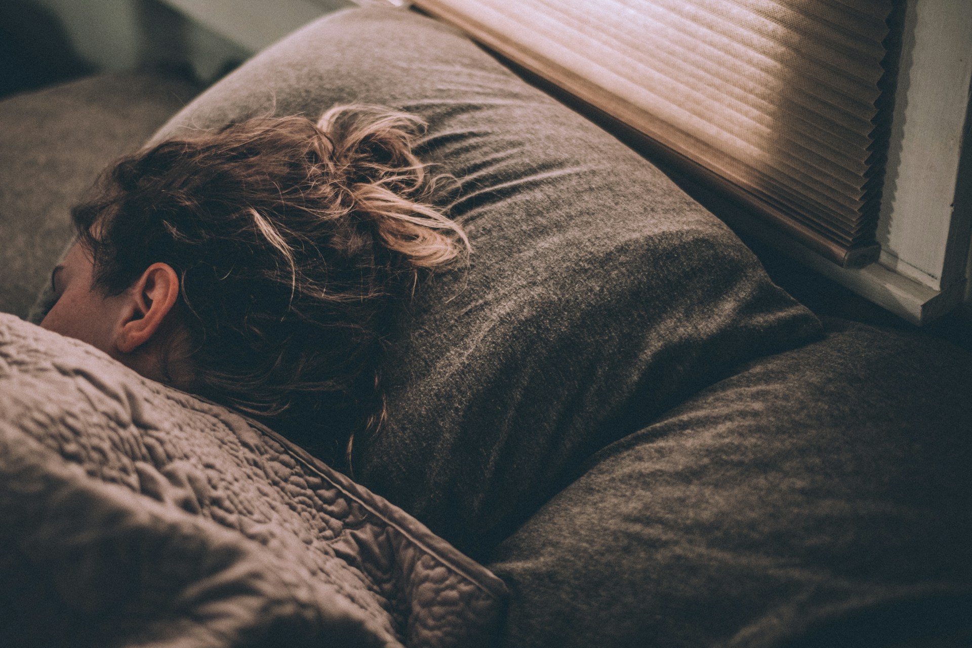 هل تحتاج النساء حقا إلى نوم أكثر من الرجال؟.. العلم يكشف الحقيقة (أونسبلاش)