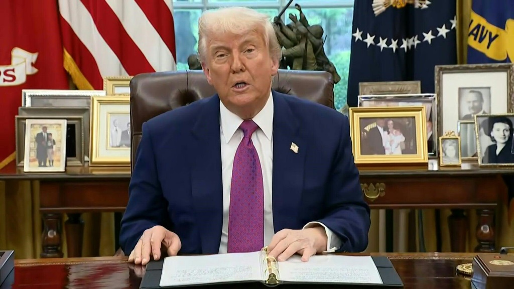أوضح الكاتب أن الديمقراطيين يواجهون تحديا إعلاميا كبيرا، لأن الوتيرة السريعة للأخبار تجعل الظروف في عام 2025 مختلفة تماما عما كانت عليه في أواخر الثمانينيات، حيث تضاءلت قدرة أي قضية، مهما كانت دراماتيكية، على الاحتفاظ بمساحة إخبارية وطنية لفترة طويلة (أ ف ب)