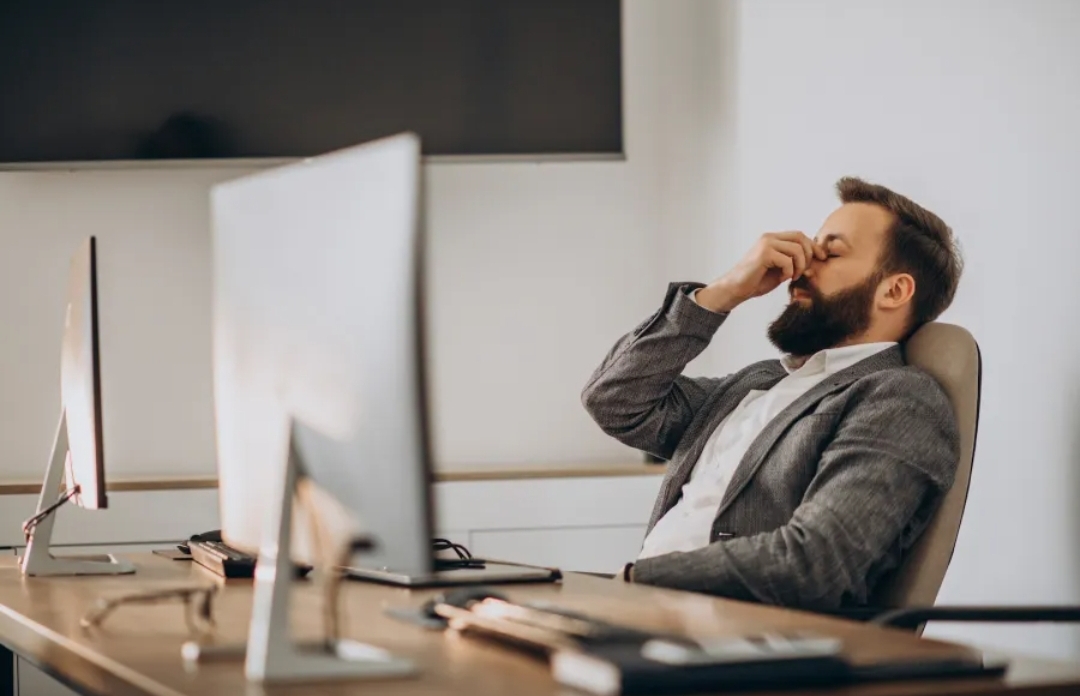 كيف تتصرّف عندما تُعامل كأنك أقل من زملائك؟ 4 خطوات تعيد التوازن دون صدام (سيدتي)