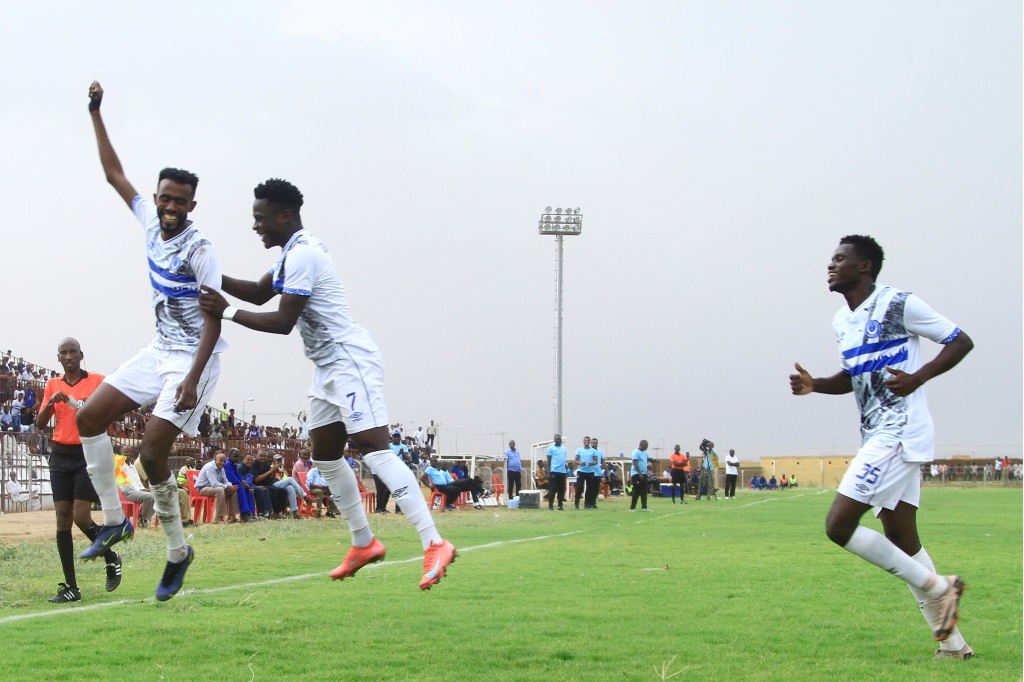 لاعبو الهلال يحتفلون بالتسجيل في مرمى حي الوادي (أ ف ب)