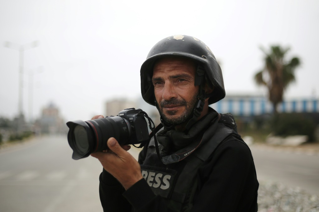 المصور في وكالة فرانس برس إياد البابا في صورة ملتقطة في قطاع غزة في 24 نيسان/أبريل 2025 (أ ف ب)