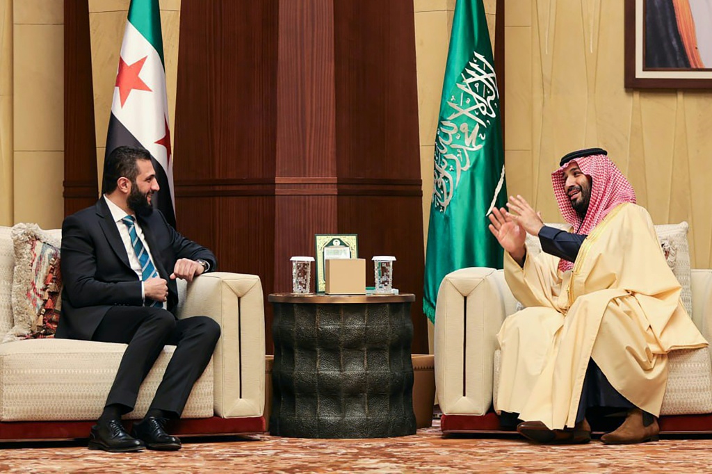 صورة نشرها المكتب الإعلامي للحكومة الانتقالية السورية وتظهر ولي العهد السعودي الأمير محمد بن سلمان أثناء اجتماعه مع الرئيس السوري الانتقالي أحمد الشرع في الرياض في 2 شباط/فبراير 2025 (أ ف ب)