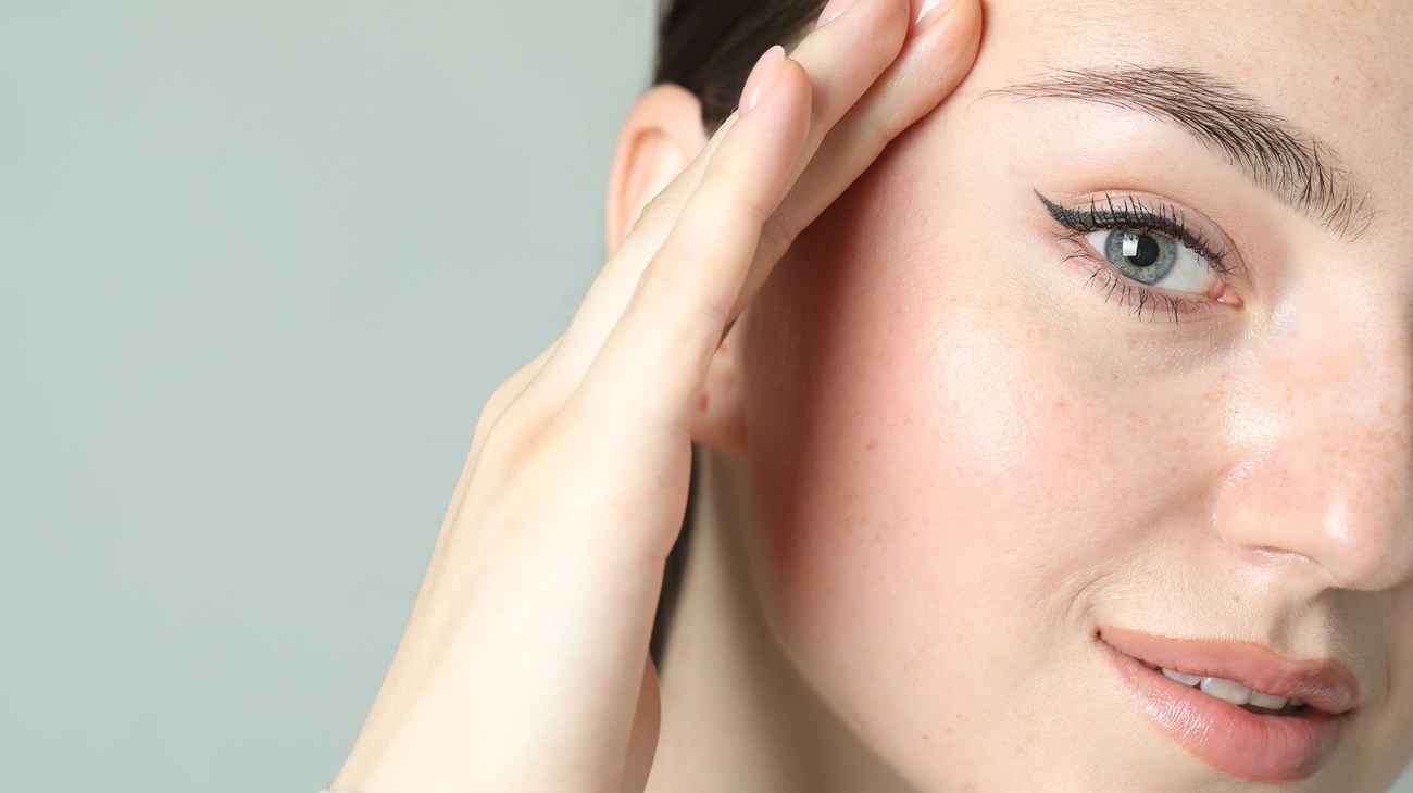 طرق طبيعية لتكثيف حاجبيكِ والاستغناء عن مستحضرات التجميل (زهرة الخليج)