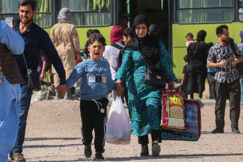 حافلة تنزل لاجئين أفغان في ولاية هرات بتاريخ 24 تموز/يوليو 2025 (أ ف ب)