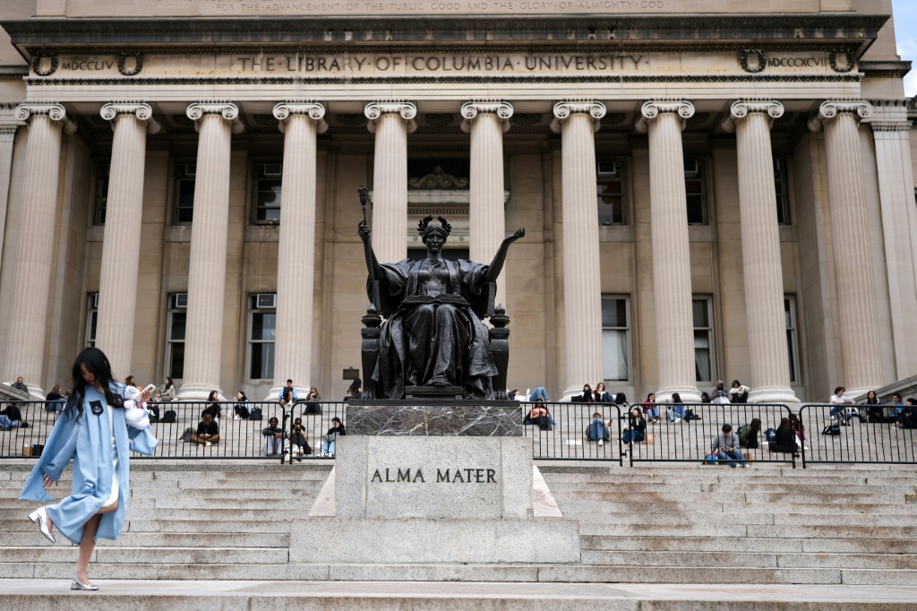 متظاهرون يتجمعون في حديقة بكامبريدج في الولايات المتحدة للتنديد بموقف جامعة هارفارد من الحرب في غزة والتعبير عن دعمهم للفلسطينيين في 25 نيسان/أبريل 2025 (أ ف ب) 