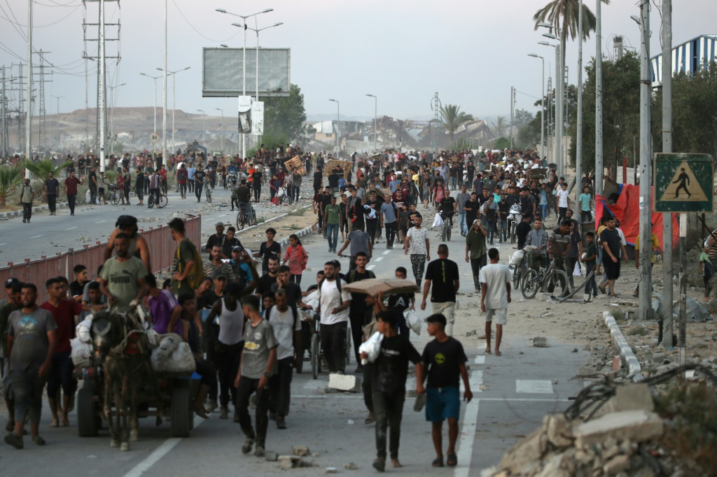 صورة مؤرة مؤرخة في 23 تموز/يوليو 2025 لفلسطينيين يحاولون الحصول على مساعدات غذائية في قطاع غزة (أ ف ب)