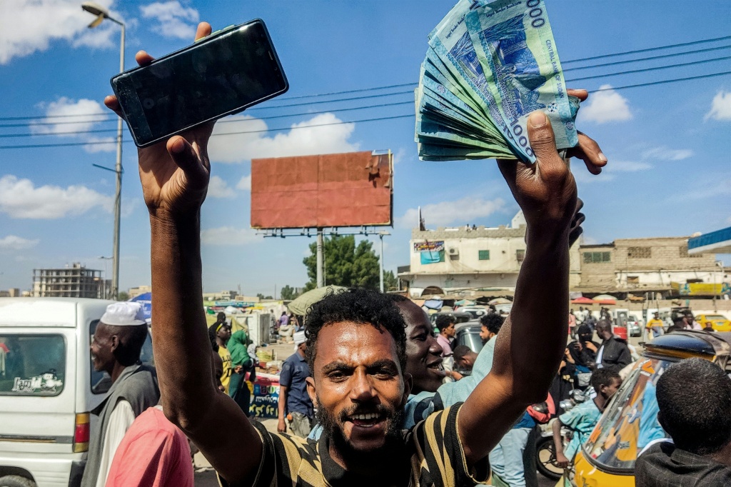 احتجاجات في مدينة بورتسودان على البحر الأحمر تطالب الحكومة السودانية المدعومة من الجيش بتمديد الموعد النهائي لاستبدال الأوراق النقدية في 31 كانون الأول/ديسمبر 2024 (أ ف ب)