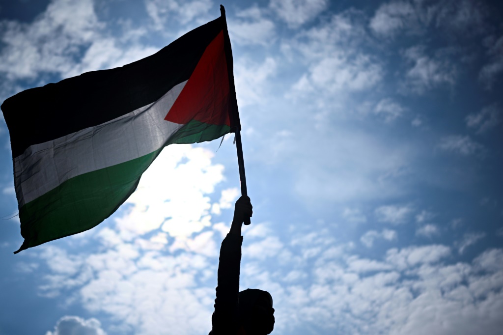 علم فلسطيني خلال مظاهرة دعت إليها عدة منظمات فرنسية دعما للشعب الفلسطيني في ساحة لا ريبوبليك في باريس في 7 أيار/مايو 2024 (أ ف ب)