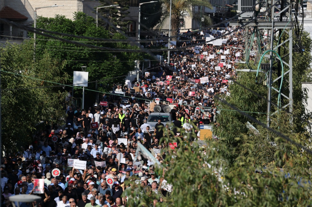 متظاهرون تضامنا مع أهالي غزة وللتنديد بتجويعهم في مدينة سخنين العربية الإسرائيلية في 25 تموز/يوليو 2025 (أ ف ب)