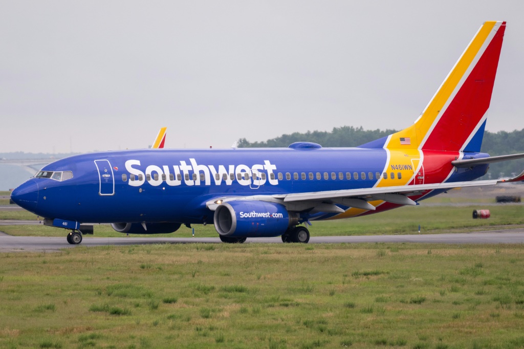 طائرة بوينغ 737-700 تابعة لشركة ساوث ويست إيرلاينز تستعد للإقلاع في مطار رونالد ريغان الوطني في أرلينغتون بولاية فيرجينيا في 10 تموز/يوليو 2025 (أ ف ب)
