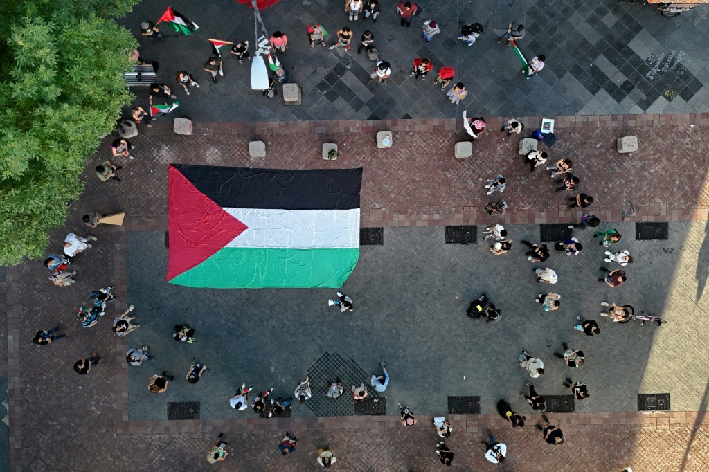 صورة ملتقطة من الجو تظهر علما فلسطينيا خلال تظاهرة دعما لغزة في غوادالاخارا في ولاية خاليسكو المكسيكية في 24 تموز/يوليو 2025 (أ ف ب)