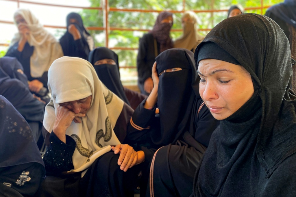 نساء خلال تشييع جثامين ضحايا القصف الإسرائيلي على منطقة المواصي بخان يونس، في مجمع ناصر الطبي جنوب قطاع غزة في 28 تموز/يوليو 2025 (أ ف ب)