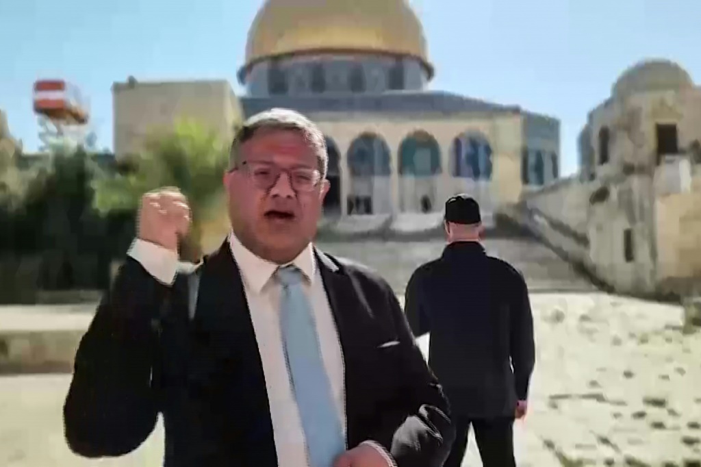 لقطة مأخوذة عن الفيديو يظهر فيها وزير الأمن القومي الإسرائيلي إيتمار بن غفير في باحة المسجد الأقصى في 17 تموز/يوليو 2024 (أ ف ب)