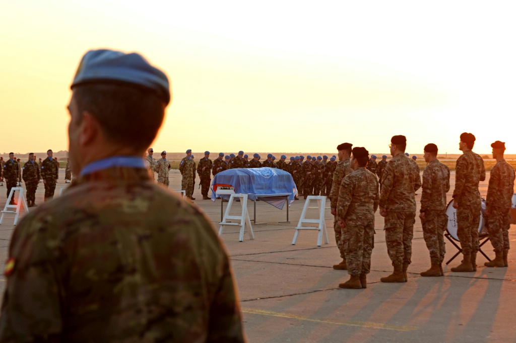 عناصر في الجيش اللبناني وقوة اليونيفيل المنتشرة في جنوب لبنان خلال مراسم تأبين جندي ايرلندي قضى في حادث في مطار بيروت في 18 كانون الاول/ديسمبر 2022 (أ ف ب)