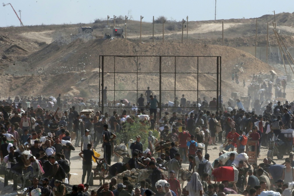 فلسطينيون نازحون ينتظرون الحصول على مساعدات انسانية امام مركز تابع لمؤسسة غزة الانسانية في وسط القطاع في 30 تموز/يوليو 2025 (أ ف ب)