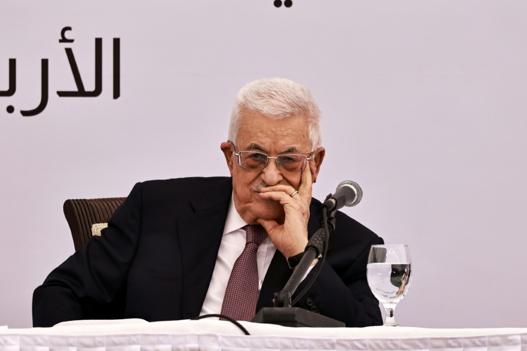 رئيس السلطة الفلسطينية محمود عباس أثناء حضوره افتتاح المركز الاستشاري لعلاج السرطان في رام الله بتاريخ 14 أيار/مايو 2025 (أ ف ب)