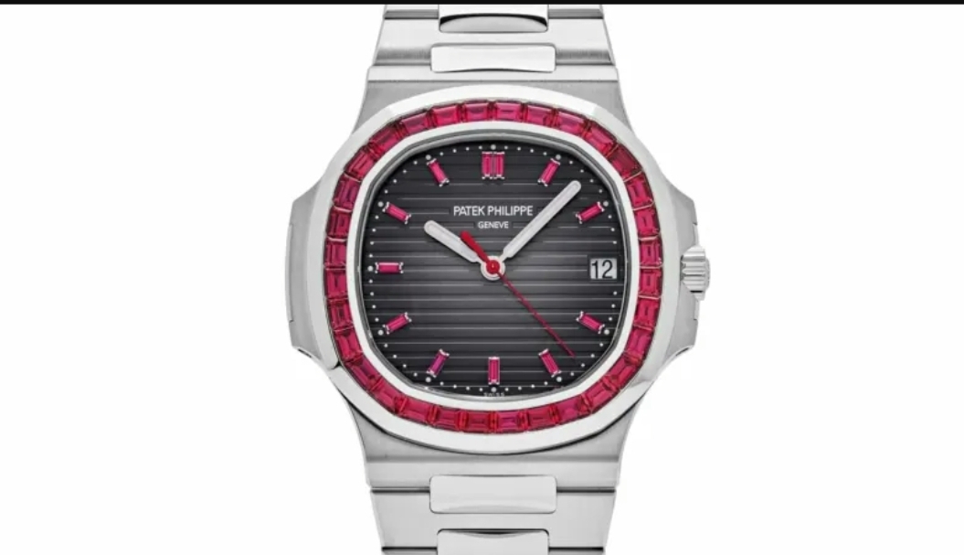 تتباهى بالبلاتين والياقوت.. ساعة أيقونية بتوقيع Patek Philippe تتصدر مشهد الفخامة (الرجل)