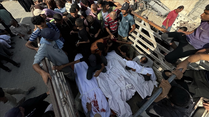 إسرائيل تقتل 17 فلسطينيا بغزة منذ فجر الجمعة (الأناضول)