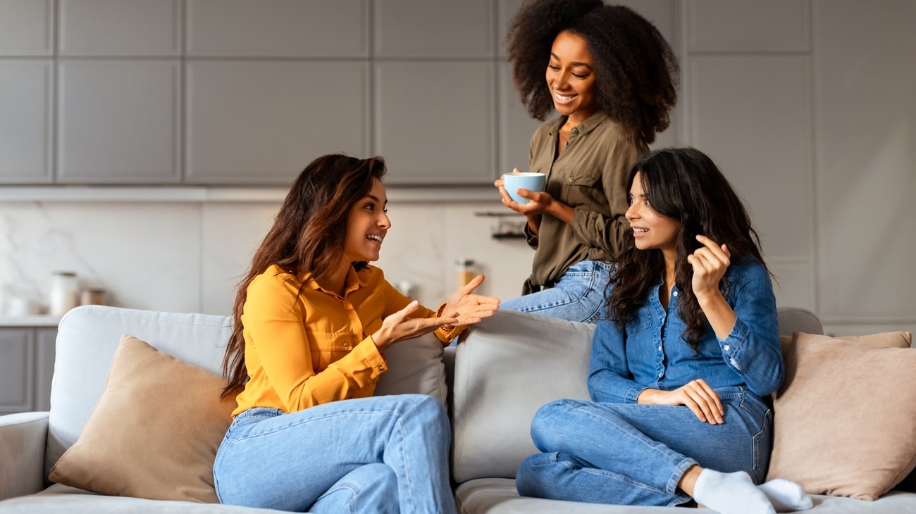 استضافة الأصدقاء بأسلوب (المقهى المنزلي).. صيحة جديدة (زهرة الخليج)