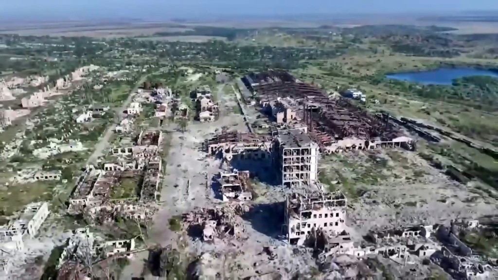 لقطة من مقطع فيديو نشرته وزارة الدفاع الروسية في 31 تموز/يوليو 2025، يظهر ما قالت إنه بلدة تشاسيف يار في شرق أوكرانيا التي أعلنت سيطرتها عليها (أ ف ب)