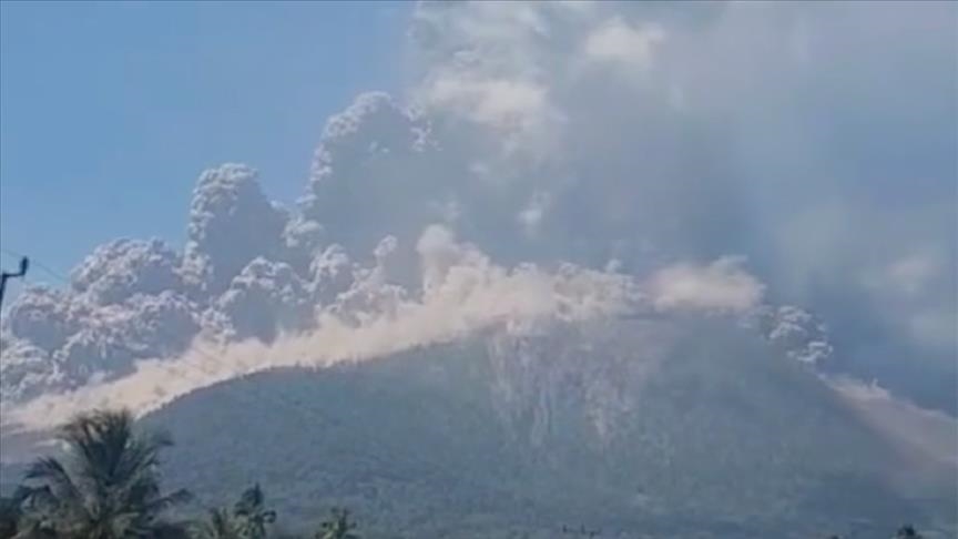 إندونيسيا.. بركان ليووتوبي ينفث رمادا بارتفاع 18 كيلومترا (الأناضول)