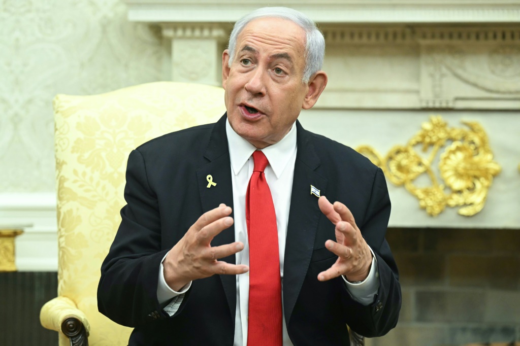 يشير المراسل إلى أن هذا الوضع يعكس خلافا متصاعدا بين المؤسستين العسكرية والسياسية، في وقت بات فيه الجيش يعتبر أن مهام عملية "عربات جدعون" قد أُنجزت، وأن الكرة الآن في ملعب المستوى السياسي (أ ف ب)