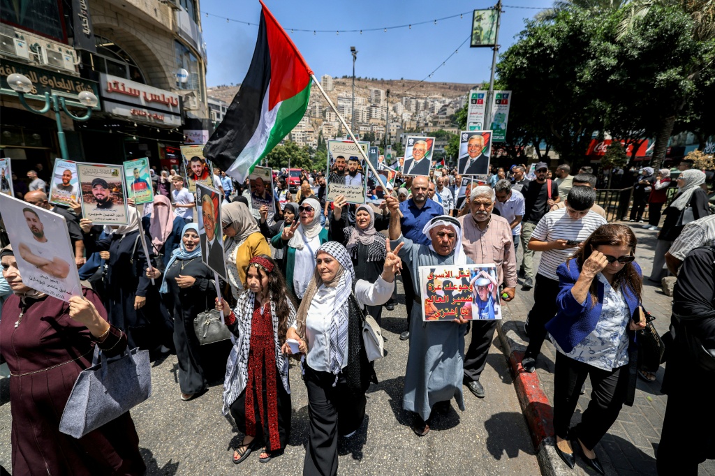 متظاهرون فلسطينيون تضامنا مع غزة في مدينة نابلس بالضفة الغربية المحتلة في الثالث من آب/اغسطس 2025 (أ ف ب)