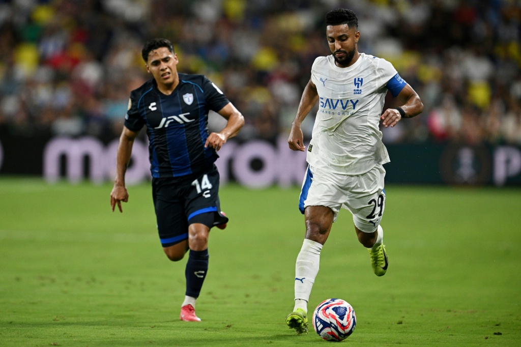 الدولي السعودي سالم الدوسري لاعب الهلال (#29) في مواجهة المدافع المكسيكي كارلوس سانشيس (#14) وذلك خلال مباراة الفريقين ضمن الجولة الثالثة للمجموعة الثامنة من دور المجموعات في مونديال الأندية. ناشفيل، الولايات المتحدة، في 26 حزيران/يونيو 2025. (أ ف ب)