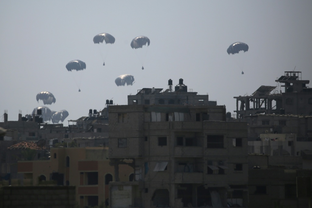 حسب الكاتب، فإن أكثر من 1300 شخص قضوا منذ 27 مايو/أيار أثناء محاولتهم الحصول على الغذاء، أي منذ بدء عمل مؤسسة غزة الإنسانية، المدعومة من الولايات المتحدة والاحتلال (أ ف ب)