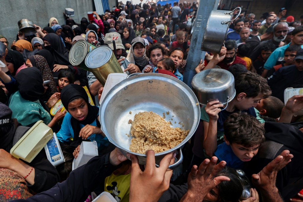 أفاد التقرير بأن عدد الوفيات الناتجة عن الجوع في غزة خلال 11 يوما فقط تجاوز حصيلة 21 شهرا من الحرب (أ ف ب)