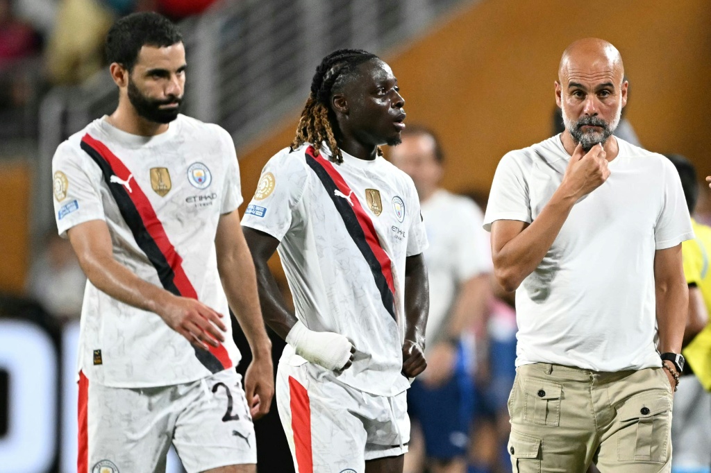 المدرب الإسباني لمانشستر سيتي الإنكليزي جوسيب غوارديولا إلى جانب المدافع الجزائري ريان آيت-نوري (#21) والجناح البلجيكي جيريمي دوكو (#11) خلال مواجهة سيتي والهلال السعودي ضمن دور الثمانية في مونديال الأندية 2025. أورلاندو، الولايات المتحدة، في 30 جزيران/يونيو 2025. (ا ف ب)