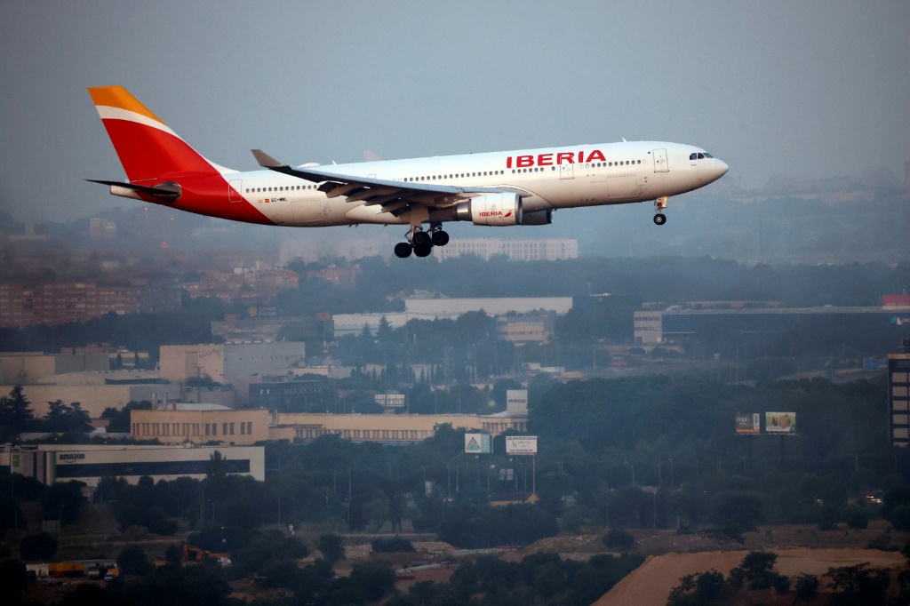 تهبط طائرة إيرباص A330-202 التابعة لإيبيريا الإسبانية في مطار مدريد-باراخاس أدولفو سواريز في مدريد، في 12 يونيو/حزيران 2025. (أ ف ب)
