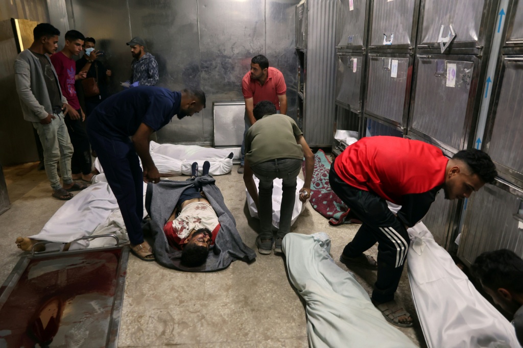 ذكر مصدر طبي أن 6 فلسطينيين استشهدوا وأصيب أكثر من 40 آخرين بجروح، بعد استهداف الاحتلال عددا من منتظري المساعدات شمال مدينة رفح جنوب قطاع غزة (أ ف ب)