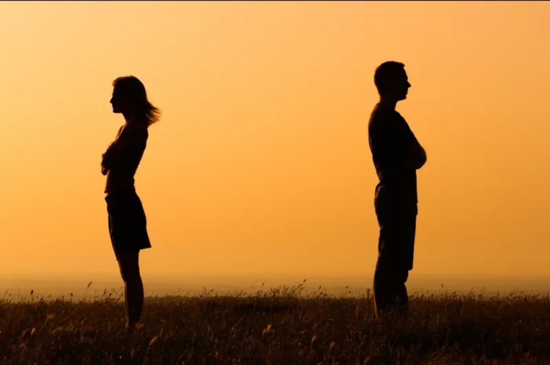 هل ينسى الرجال ما تقول زوجاتهم؟ دراسة تكشف الفجوة الحقيقية بين الأزواج (الرجل)