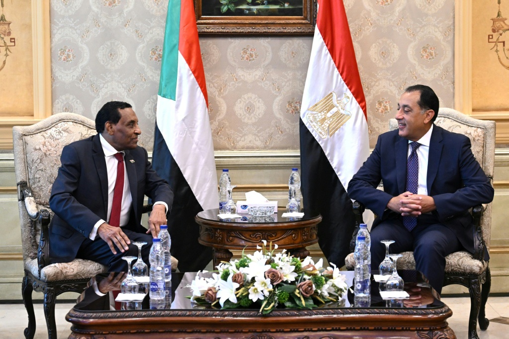 رئيس الوزراء المصري مصطفى مدبولي (يمين) أثناء لقائه مع نظيره السوداني كامل إدريس في القاهرة بتاريخ 7 آب/اغسطس 2025 (أ ف ب)