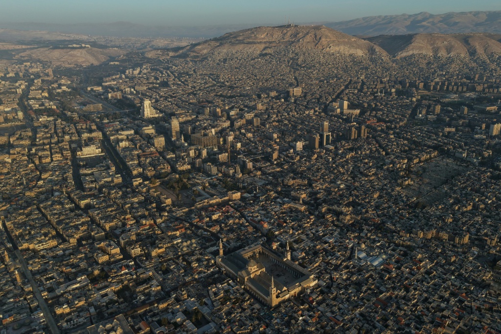 صورة جوية تظهر جانبا من الجامع الأموي ومن دمشق في 31 آذار/مارس 2025 (أ ف ب)
