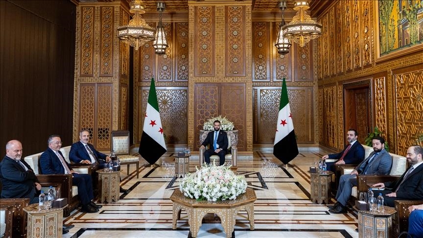 وزير الخارجية التركي يلتقي الرئيس السوري بدمشق (الأناضول)