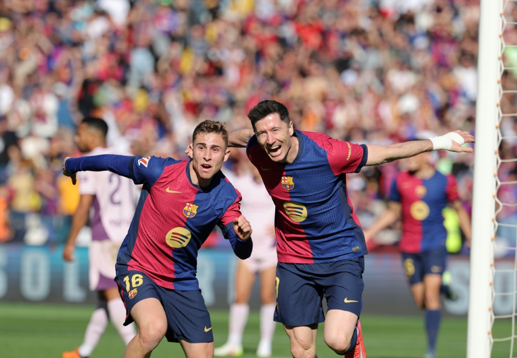سجل المهاجم البولندي روبرت ليفاندوفسكي هدفين لبرشلونة خلال الفوز على جيرونا 4-1 ضمن المرحلة 29 من الدوري الاسباني لكرة القدم الاحد في 30 آذار/مارس 2025 (أ ف ب)