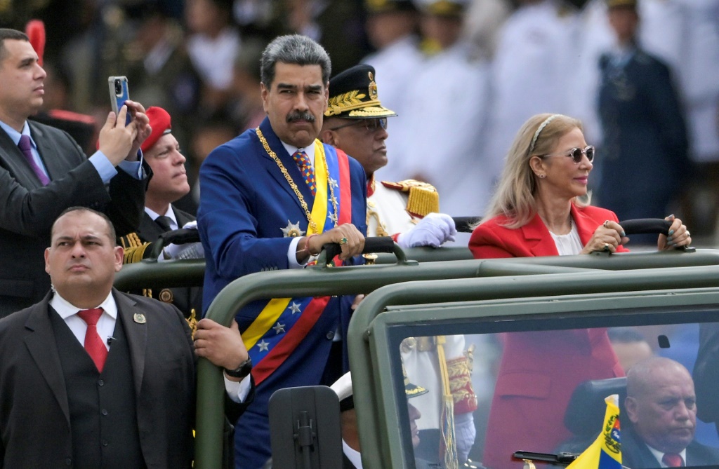الرئيس الفنزويلي نيكولاس مادورو وزوجته سيليا فلوريس خلال إحياء عيد الاستقلال في الخامس من تموز/يوليو 2025 (ا ف ب)