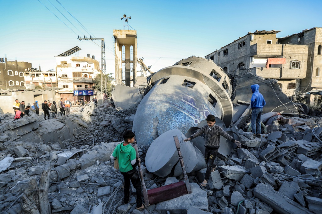يقول مسؤولو الصحة في القطاع، إن إسرائيل قتلت أكثر من 60 ألف شخص، منهم 18 ألف طفل، ودمرت معظم قطاع غزة، وطردت الناجين من منازلهم، وهم الآن تطاردهم الأمراض والجوع. (أ ف ب)