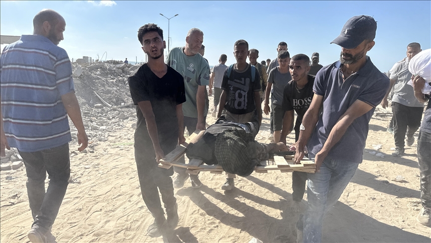 إسرائيل تقتل 14 فلسطينيا في غزة بينهم 13 من طالبي المساعدات (الأناضول)