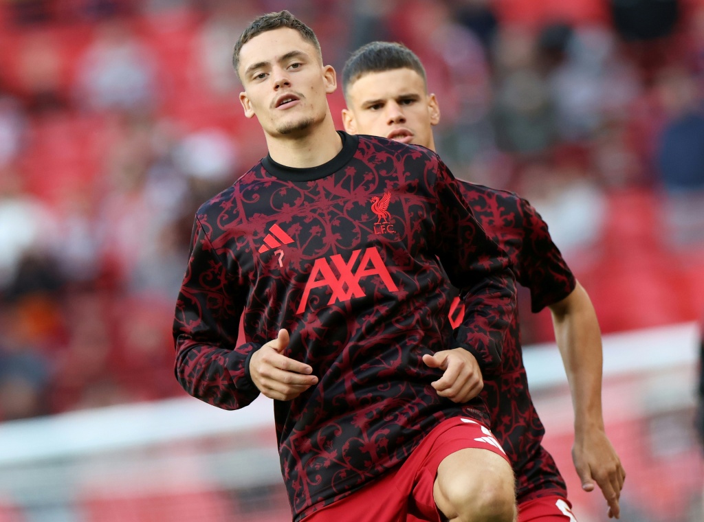 اللاعب الألماني لنادي ليفربول الإنكليزي لكرة القدم فلوريان فيرتس (في الأمام) وزميله المجري ميلوش كيركيز (في الخلف) يقومان بالإحماء استعدادا للمواجهة الودية أمام أتلتيك بلباو الإسباني على ملعب أنفيلد في ليفربول. في 4 آب/أغسطس 2025. (أ ف ب)