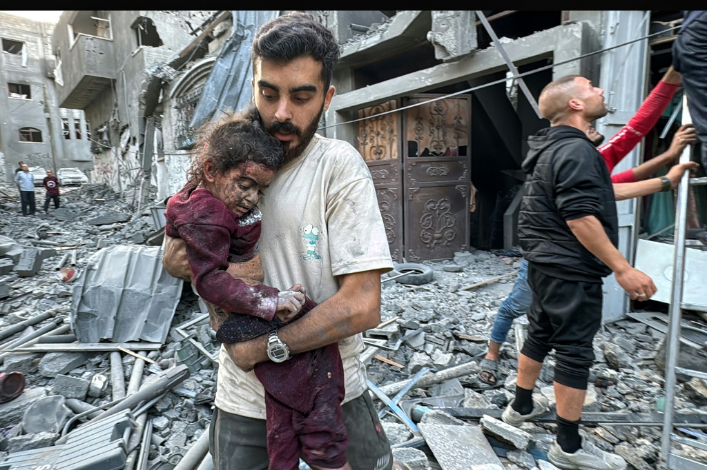 يرى كوك أن “مفارقة الدم الباطل” لا تحمي اليهود من خطر الإبادة، بل تمنح إسرائيل غطاءً لمواصلة سياسة الإبادة والتهجير والنهب (أ ف ب)